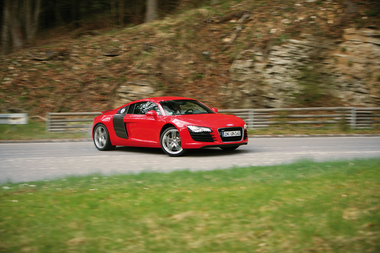 Audi R8 vs Chevrolet Corvette - Red hot V8 - AUTO BILD