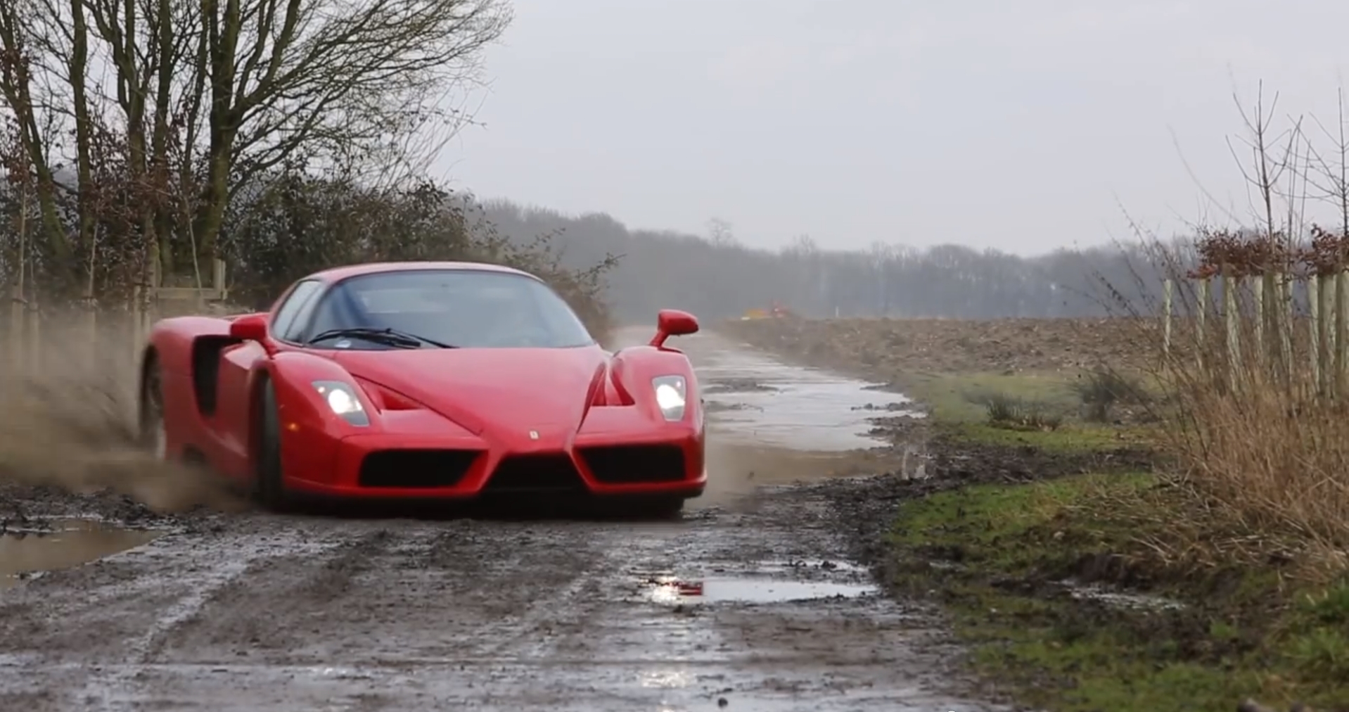 Автомобиль движущийся по дороге. Ferrari Enzo WRC. Спорткар в деревне. Машина на дороге. Феррари в деревне.